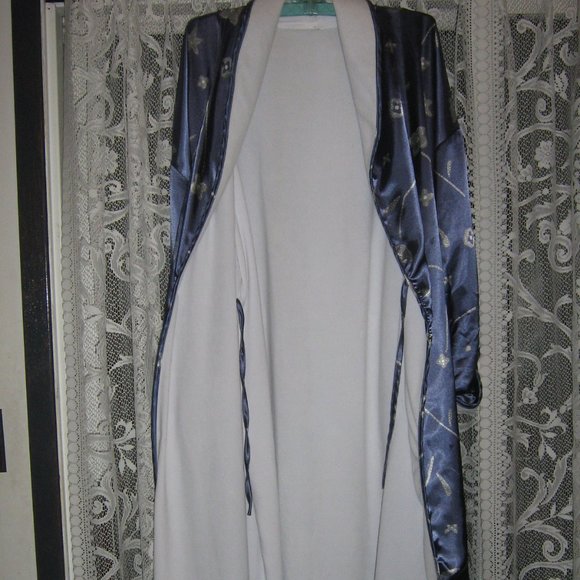 Ladies Blue and White Robe - Picture 3 of 6